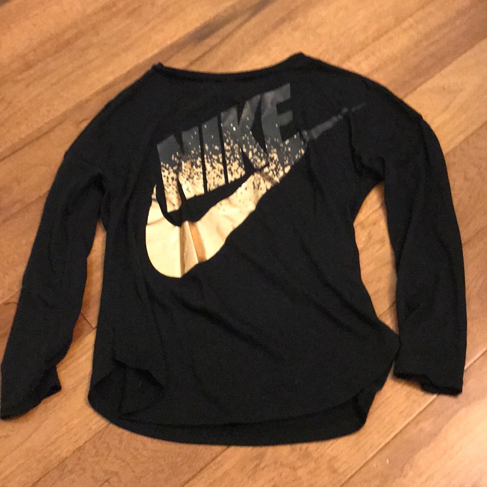Black nike shirt!